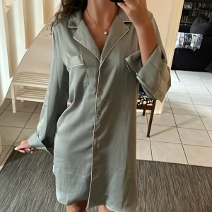 Satin pyjamas  - Grön/ turkos satin pyjamas från gina tricot, använd 1 gång, starkt material och inga repor. Sitter löst på mig i storlek S men är förmodligen i storlek M då lappen är borta och köpt för länge sedan.💕💕