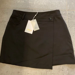 Svart kjol - Helt ny med prislappen kvar. Supersnygg men säljer pga att den är för liten tyvärr.