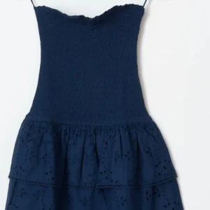 Gina klänning  - Hej! Säljer denna super fina Gina Tricot klänningen då den aldrig kommit till användning. Prislappen sitter kvar och den är helt ovanvänd💕 Kom privat för egna bilder💕 Ny pris är 500kr men säljer för 400💕