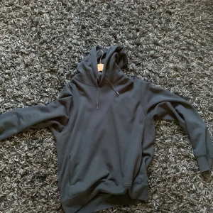 Svart hoodie - Svart hoodie i Storlek small 