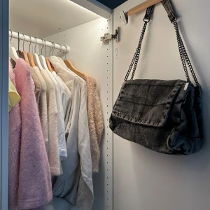 Grå väska i jeanstyg  - Supersnygg väska i jeansmaterial från Zara❤️❤️är i nyskick och perfekt storlek och kedja! Skriv vid frågor eller lägg prisförslag. Kan också köpa via köp nu!