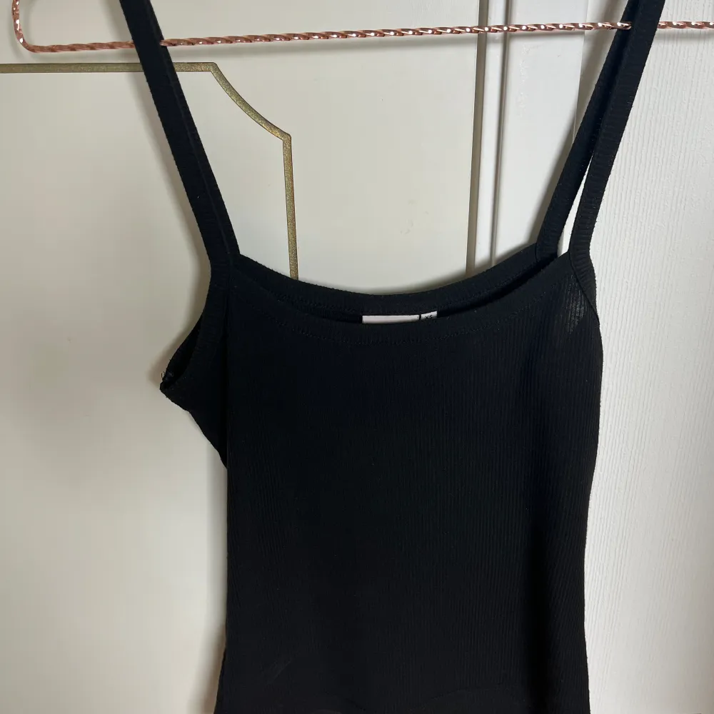 Säljer denna fina ”Lovely strap top” från Nelly💖 det är endast använt ett par gånger och är i superfint skick❣️ Nypris: 160 kr. Toppar.