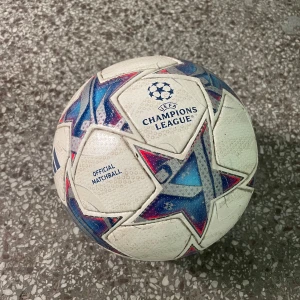 Champions League Officials Match Bill  - Champions league match boll. Använd lite super fin och du fungerar utmärkt. Priset kan diskuteras ifall det behövs 