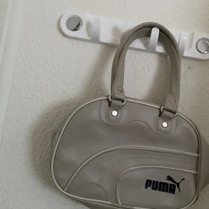 Väska - Liten puma väska🩶