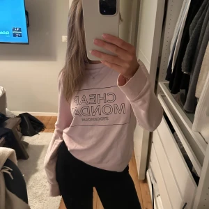 Cheap monday sweater - Super snygg tunn sweatshirt, som ny, nypris 900