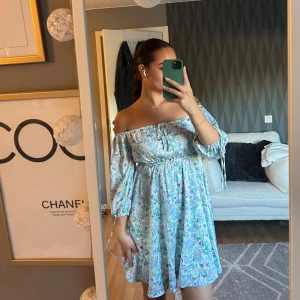 Sommarklänning  - Använd 1 gång, inga defekter. Man kan välja om man vill ha banden eller inte då det går att ta bort dem