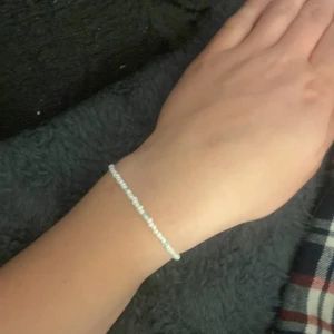 Armband - Egengjort armband som har bra kvaliteter  Jätte gulligt  Pris kan diskuteras 