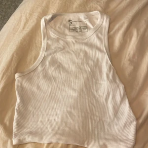 Fin basic topp till sommaren  - Toppen är använd 1 gång. Super fin till sommarn speciellt nu när man hunnit blivit brun🥰