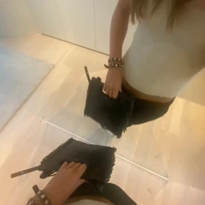 Maje väska - Säljer min super fina maje i stora modellen väska den har inga defekter och ser ut som ny. Hör av er vid frågor! Nypris 2800 kr ❤️