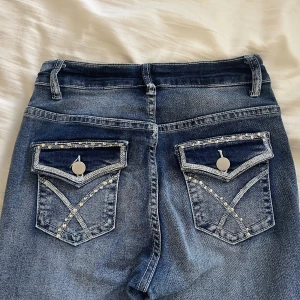 Snygga jeans  - BORT REST 26 JULI-13 AUGUSTI ‼️ Snygga jeans med coola fickor som är lite för tighta på mig men jätte fina!  