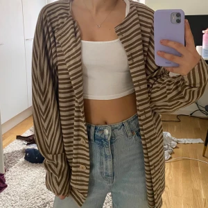 Sweater Cardigan Vintage - Pris kan prutas. Jag är 160cm för referens.