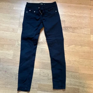 Jeans från BIK BOK - Svarta jeans Storlek XS Bomull, polyester, elestan
