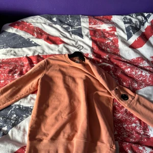 cp company tröja REA - Aldrig använt ovanlig köpt i London cp company tröja i rosa lätt röd färg