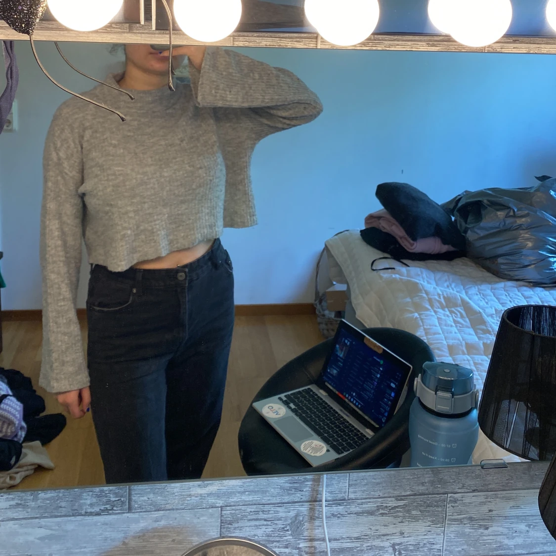 Grå stickad magtröja med utsvängda armar  - 90