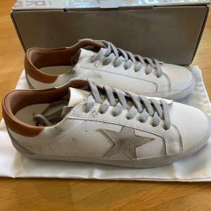 Golden goose  - Säljer nu dessa feta golden goose aldrig använda i storlek 42 med dust bag äkthets bevis och skokartong pris går att diskutera fråga gärna om du har några funderingar 