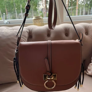 Zara Väska - Jättefin väska, säljer pågrund av att jag har en liknande. Oanvänd och nypriset ligger på ungefär 379 från Zara