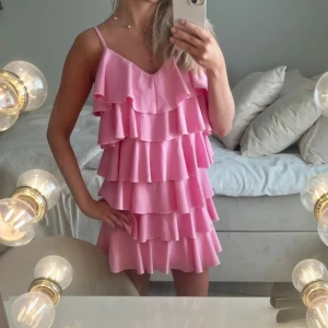 Rosa volang klänning  - Rosa volang klänning i bra skick. Säljer då den inte kommer till användning 