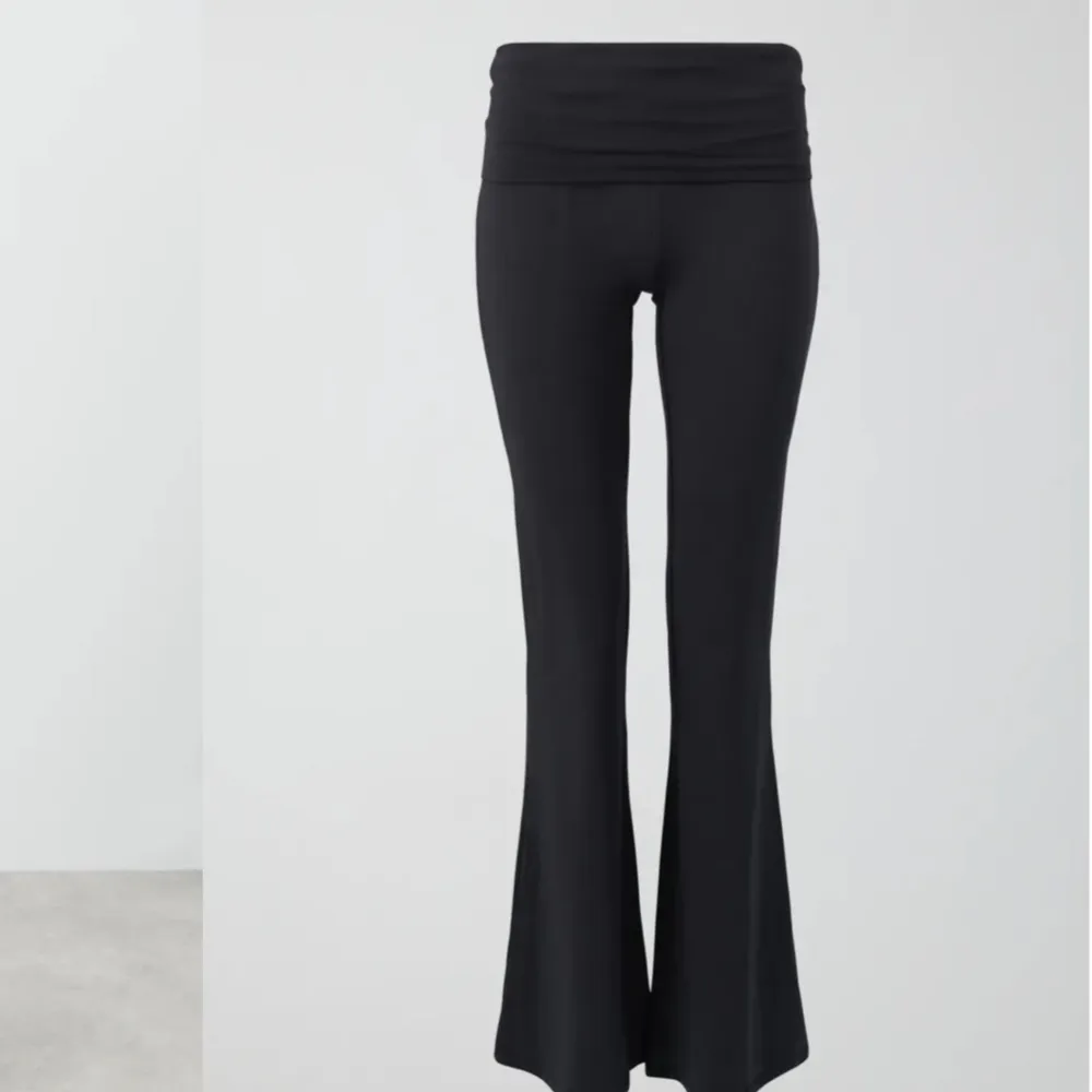 superfina yoga pants nästa aldrig använda nypris 359kr🩵pris kan diskuteras . Jeans & Byxor.