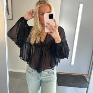 Mesh topp nakd - Så fin mesh blus från nakd. Tror aldrig jag har använt den utan den har bara hängt i garderoben i nått år 🙃