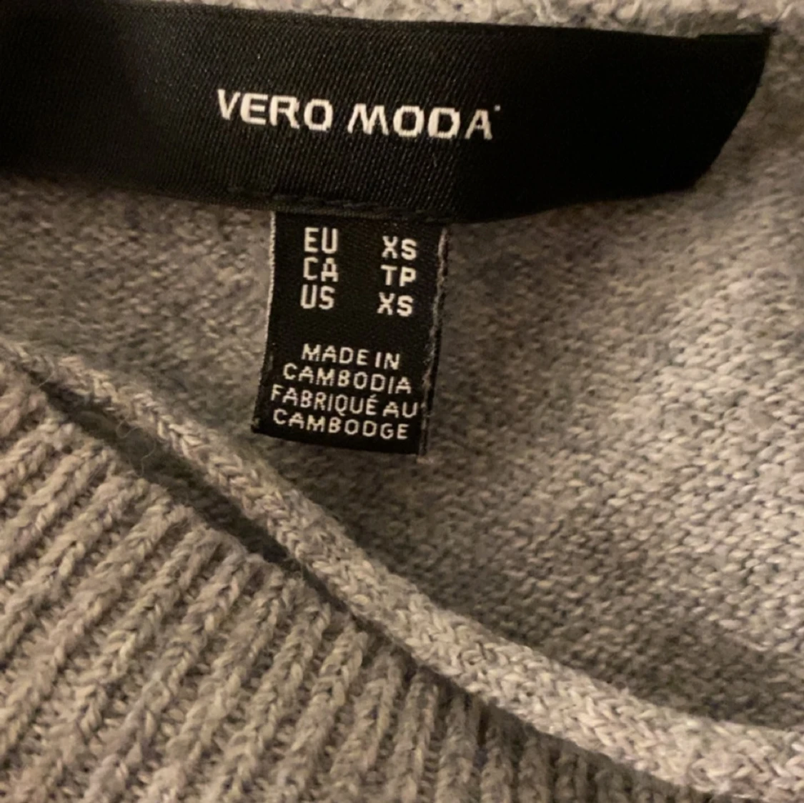 Grå stickad tröja - 90