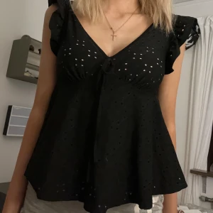 Fin svart tygblus🖤 - Storlek S, aldrig använt så den är i jätte bra skick(ny) säljer för att den passar tyvärr inte.