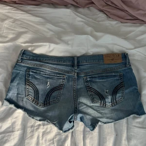 Lågmidjade jeanshorts🫶 - Jättefina lågmidjade Jeansshorts ifrån hollister som tyvärr är för små för mig😞🫶 