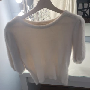 Supersnygg vit topp🤍 - Säljer denna supersnygga vita toppen från Dilvin pga den inte kommer till användning✨Bra skick och pris kan diskuteras 💞