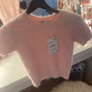 Rosa zara topp💞 - Säljer denna helt oanvända zara toppen som tyvärr var för liten när jag köpte den💞priset kan diskuteras😃