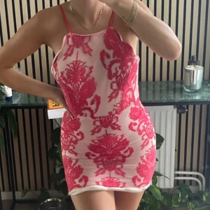 Klänning med spetsdetaljer - Kort klänning med öppen rygg. Storlek XS men lite större uppe vid bysten