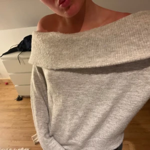 stickad tröja med vikta axlar - från h&m!! storlek xs använd en gång❤️