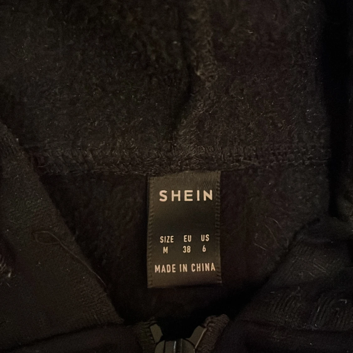 Svart jacka med strassmönster från Shein - 91