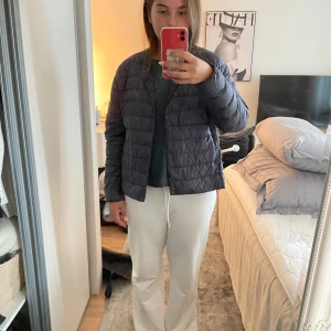 Höst/vår jacka  - Perfekt till vår och höst! Jötte skönt material. Köpt på uniqlo, köpte för 799 kr men säljer för 299 kr. Helt nyskick och fin. Den är grå/lila