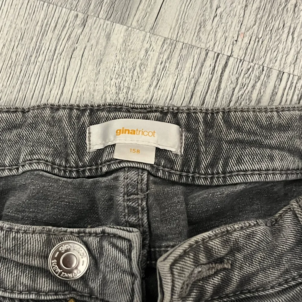 Ett par bootcut jeans från Gina i storlek 158. Original pris= 300 men säljer för 160. Inga defekter förutom en liten fläck i fickan (zooma in) . Jeans & Byxor.