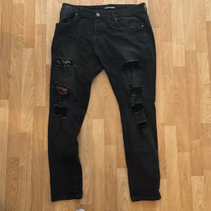 Ripped jeans  - Svarta  jeans med elast i sig 