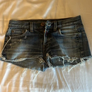 Lågmidjade Blå jeansshorts från Replay - Midjemåttet är 33 cm rakt över och i bra skick det är tillgjorda slitningar på shortsen. Jättefina och priset går att diskuteras🩷