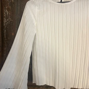 Blus - Säljer nu en superfin vit blus i storlek som jag köpte i vintras, den är endast använd en gång! Köpt på shein för 169kr