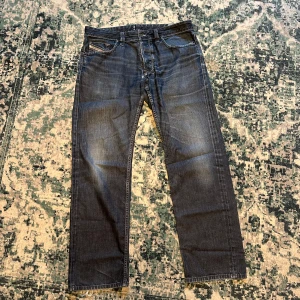 Diesel jeans  - Ett par blå diesel jeansbyxor med en klassisk femficksdesign. skön wash och riktigt snygga på. Skriv om du vill ha mer bilder med dem på eller undrar något annat!  