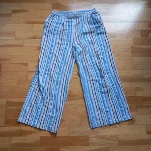 Randiga linne byxor storlek 164 har några bytte små fläkar som inte går väck - Randiga linne byxor tunt material storlek 164 