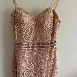 Festklänning  - En superfin festklänning från Wedding Castle - Dave & Johnny special design med en väldigt fin passform, eleganta textilier och högkvalitativt material✨ Köpt för 4980 som ny, säljer för 2000 kr