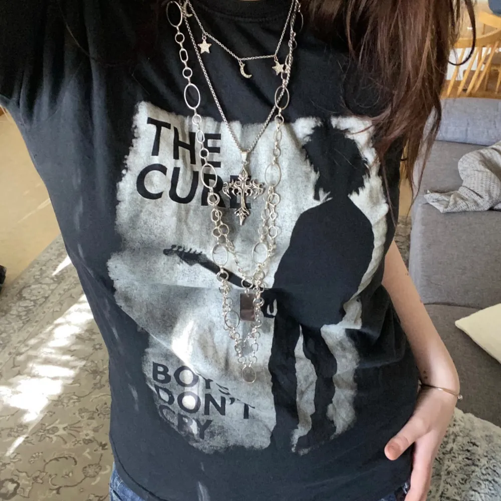 The Cure Merch i storlek S. Passar även M. Knappt använd och i väldigt bra skick. . T-shirts.