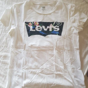 Levi's t-shirt - Levi's t-shirts använd max 3 gånger så i mycket bra sick! 