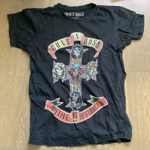 Guns N’ Roses T-shirt Appetite For Destruction  - Köpt på blue fox för 300kr. Använt ganska mycket men inga skador eller fläckar alls. Jag på bilden är 181cm lång. Pris kan diskuteras. Kan mötas upp runt Stockholmsområdet eller postas