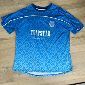 Trapstar fotball Jersey - Helt ny trapstar fotball Jersey utan tags , säljer den då den inte passar. B 54cm     L 76cm