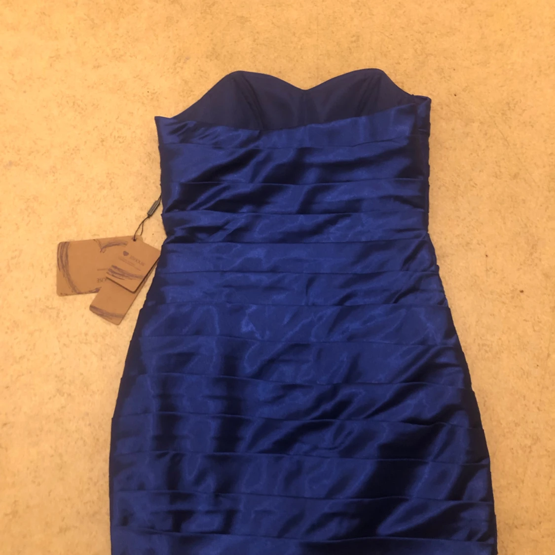 Kungblå axelbandslös klänning - 90