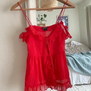 Röd topp från Monki - Superfin röd topp från Monki! Har aldrig använts.