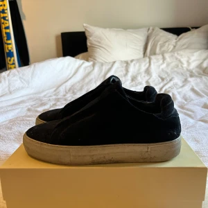 Axel arigato skor - Ganska väl använda axel arigato skor, går såklart att piffa upp.