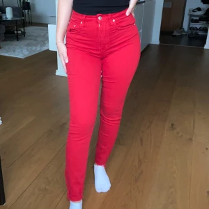 Röda Jeans - Väldigt bekväma och mjuka jeans från Gina. Stretchiga och figurnära. Aldrig använda. Jag är 1.62 lång. 