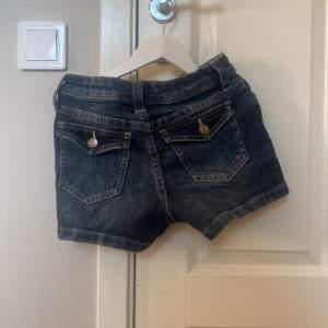 Ett par jätte fina jeans shorts med knappar på fickorna och jag säljer dom för dom blir aldrig använda, dom är i bra skick 