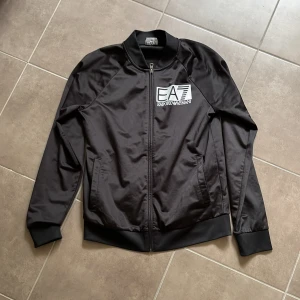 Armani tröja - Svart Emporio Armani tröja som aldrig används längre. Skick:9/10 Storlek:S