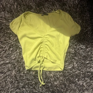 Grön topp🍀✨ - En grön topp med band för anpassad passform och modell på tröjan😍😍